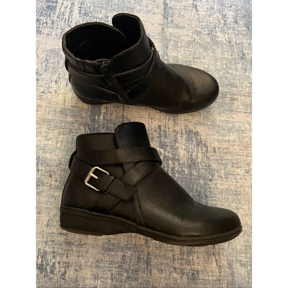 Comfortview Black Faux Leather Bronte Side Zip Ankle Booties Size 7 Wide